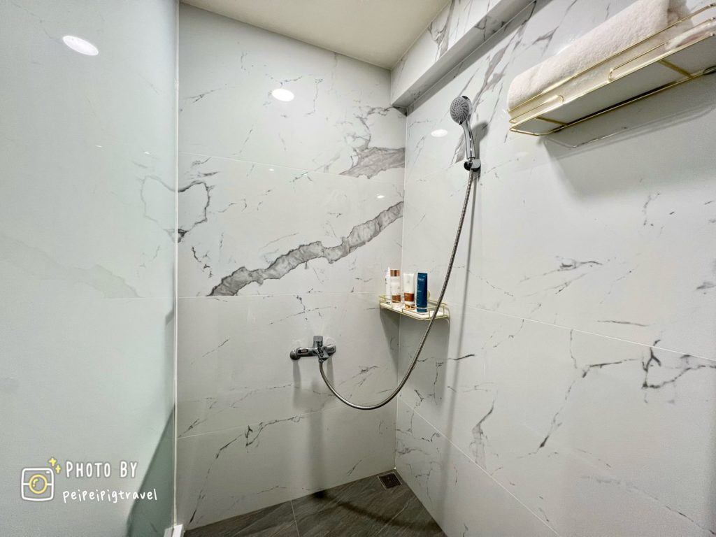 大理石紋設計的淋浴空間-台中美容SPA推薦