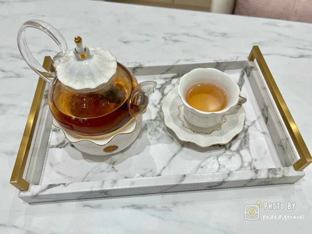 精緻的茶具及熱茶-台中美容SPA推薦